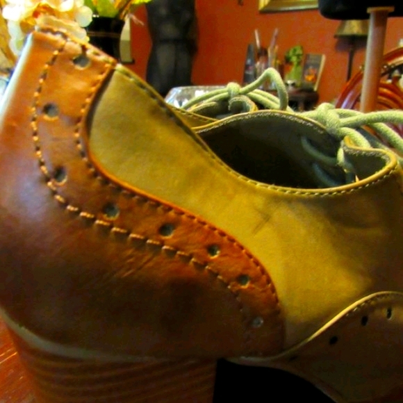 *SOLD* Leather Sage Green & Brown Spectator Heels - 7.5M - Picture 10 of 14